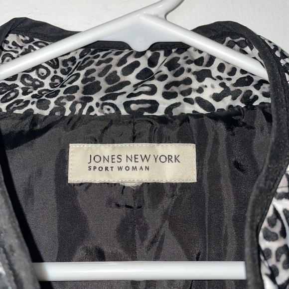 Size 1X Women’s Black and Silver Animal Print Vest - Picture 2 of 3